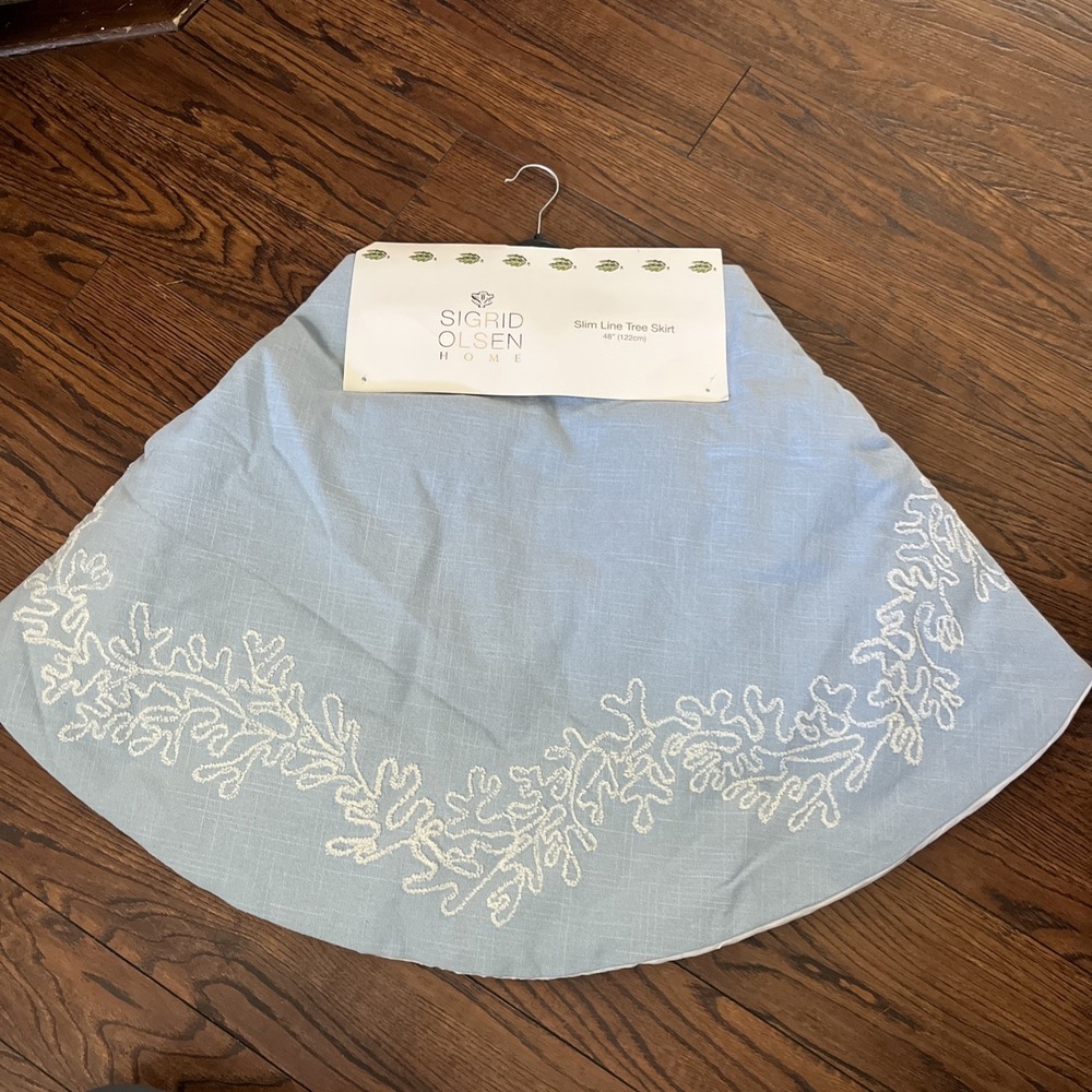 Sigrid Olsen Home Slim Line Tree Skirt 48" Light Blue With Coral Print